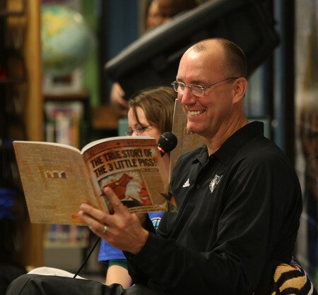 ST. PAUL, MN - OCTOBER 26:  Former NBA player and Timberwolves broadcaster Jim Petersen reads to students at the Fastbreak Foundation Basketball Reading and Learning Center dedication at the University Academy for Boys and Girls at North End Elementary School on October 26, 2009 in St. Paul, Minnesota.  <br /><br /><span class="help">(Photo by David Sherman/NBAE via Getty Images)</span>