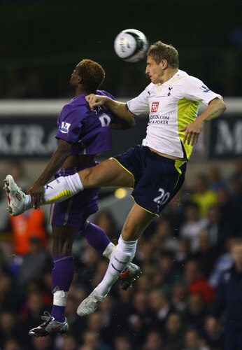 LONDON, ENGLAND - OCTOBER 27:  Michael Dawson (R) of Spurs heads above Louis Saha of Everton during the Carling Cup 4th Round match between Tottenham Hotspur and Everton at White Hart Lane on October 27, 2009 in London, England.  <br /><br /><span class="help">(Photo by Julian Finney/Getty Images)</span>