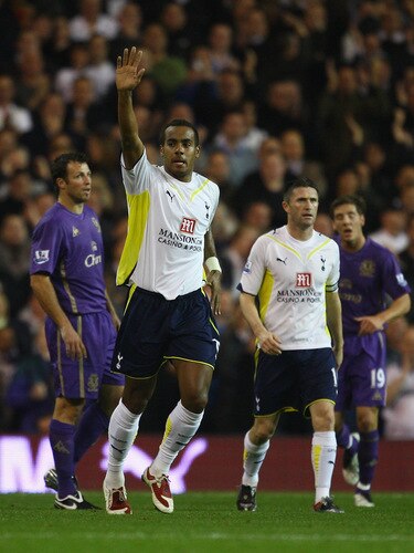 LONDON, ENGLAND - OCTOBER 27:  Tom Huddlestone  of Spurs celebrates scoring the first goal during the Carling Cup 4th Round match between Tottenham Hotspur and Everton at White Hart Lane on October 27, 2009 in London, England.  <br /><br /><span class="help">(Photo by Julian Finney/Getty Images)</span>