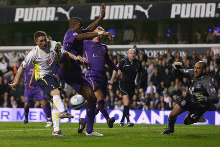 LONDON, ENGLAND - OCTOBER 27:  Robbie Keane of Spurs scores his teams second goal during the Carling Cup 4th Round match between Tottenham Hotspur and Everton at White Hart Lane on October 27, 2009 in London, England.  <br /><br /><span class="help">(Photo by Julian Finney/Getty Images)</span>