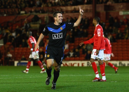 BARNSLEY, ENGLAND - OCTOBER 27:  Michael Owen of Manchester United celebrates after scoring the second goal during the Carling Cup 4th Round match between Barnsley and Manchester United at Oakwell on October 27, 2009 in Barnsley, England.  <br /><br /><span class="help">(Photo by Alex Livesey/Getty Images)</span>