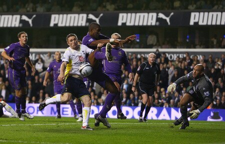 LONDON, ENGLAND - OCTOBER 27:  Robbie Keane of Spurs scores his teams second goal during the Carling Cup 4th Round match between Tottenham Hotspur and Everton at White Hart Lane on October 27, 2009 in London, England.  <br /><br /><span class="help">(Photo by Julian Finney/Getty Images)</span>