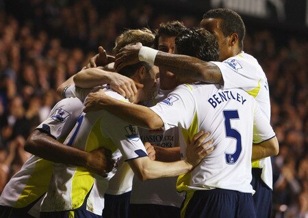 LONDON, ENGLAND - OCTOBER 27:  Robbie Keane of Spurs celebrates scoring his teams second goal during the Carling Cup 4th Round match between Tottenham Hotspur and Everton at White Hart Lane on October 27, 2009 in London, England.  <br /><br /><span class="help">(Photo by Julian Finney/Getty Images)</span>