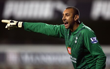 LONDON, ENGLAND - OCTOBER 27:  Heurelho Gomes, goalkeeper of Spurs gives instructions during the Carling Cup 4th Round match between Tottenham Hotspur and Everton at White Hart Lane on October 27, 2009 in London, England.  <br /><br /><span class="help">(Photo by Julian Finney/Getty Images)</span>