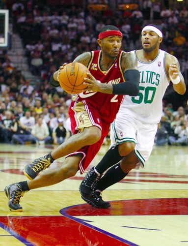 CLEVELAND - OCTOBER 27:  Mo Williams #2 of the Cleveland Cavaliers drives the ball against Eddie House #50 of the Boston Celtics during the season opener at Quicken Loans Arena on October 27, 2009 in Cleveland, Ohio.  <br /><br /><span class="help">(Photo by Gregory Shamus/Getty Images)</span>