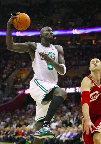 CLEVELAND - OCTOBER 27:  Kevin Garnett #5 of the Boston Celtics goes up for a shot against Zydrunas Ilgauskas #11 of the Cleveland Cavaliers during the season opener at Quicken Loans Arena on October 27, 2009 in Cleveland, Ohio.  <br /><br /><span class="help">(Photo by Gregory Shamus/Getty Images)</span>