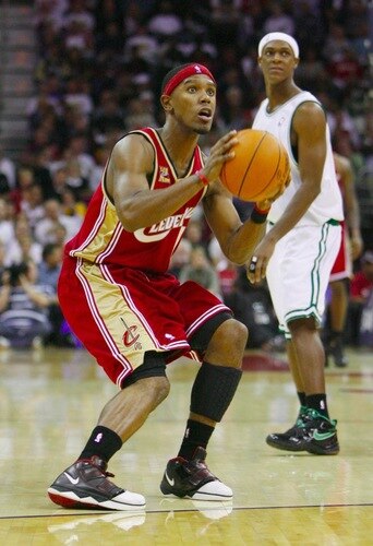 CLEVELAND - OCTOBER 27:  Daniel Gibson #1 of the Cleveland Cavaliers shoots during the season opener against the Boston Celtics opener at Quicken Loans Arena on October 27, 2009 in Cleveland, Ohio.  <br /><br /><span class="help">(Photo by Gregory Shamus/Getty Images)</span>