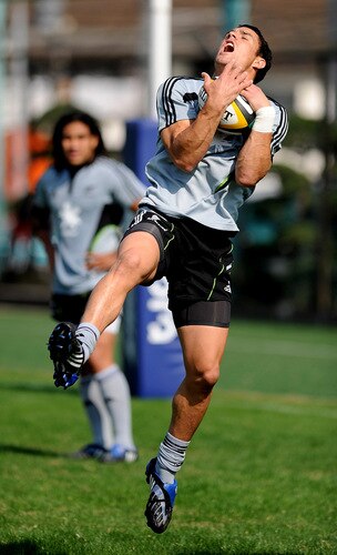 TOKYO - OCTOBER 28:  Dan Carter in action during a New Zealand All Blacks training session at Kubota Spears Rugby Field in Chiba on October 28, 2009 in Funabashi, Japan.  <br /><br /><span class="help">(Photo by Ross Land/Getty Images)</span>