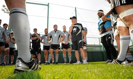 TOKYO - OCTOBER 28:  Head coach Graham Henry (C) instructs the forwards during a New Zealand All Blacks training session at Kubota Spears Rugby Field in Chiba on October 28, 2009 in Funabashi, Japan.  <br /><br /><span class="help">(Photo by Ross Land/Getty Images)</span>