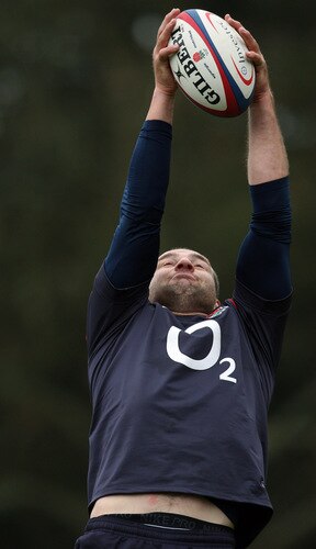BAGSHOT, ENGLAND - OCTOBER 28:  Steve Borthwick the England captain catches the ball during the England training session held at Pennyhill Park on October 28, 2009 in Bagshot, England.  <br /><br /><span class="help">(Photo by David Rogers/Getty Images)</span>