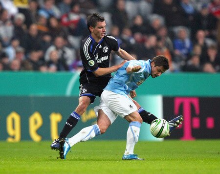 MUNICH, GERMANY - OCTOBER 28:  Alexander Ludwig (R) of Muenchen battles for the ball with Christoph Moritz (L) of Schalke during the DFB Cup round of 16 match between 1860 Muenchen and FC Schalke 04 at Allianz Arena on October 28, 2009 in Munich, Germany.  <br /><br /><span class="help">(Photo by Alexander Hassenstein/Bongarts/Getty Images)</span>