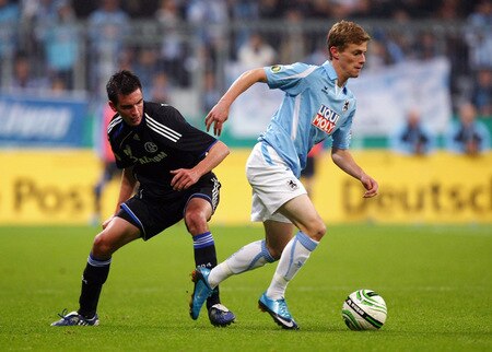 MUNICH, GERMANY - OCTOBER 28:  Sandro Kaiser (R) of Muenchen battles for the ball with Christoph Moritz (L) of Schalke during the DFB Cup round of 16 match between 1860 Muenchen and FC Schalke 04 at Allianz Arena on October 28, 2009 in Munich, Germany.  <br /><br /><span class="help">(Photo by Alexander Hassenstein/Bongarts/Getty Images)</span>