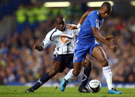 LONDON, ENGLAND - OCTOBER 28: Salomon Kalou of Chelsea battles for the ball with Fabrice Muamba of Bolton Wanderers during the Carling Cup 4th Round match between Chelsea and Bolton Wanderers at Stamford Bridge on October 28, 2009 in London, England.  <br /><br /><span class="help">(Photo by Phil Cole/Getty Images)</span>