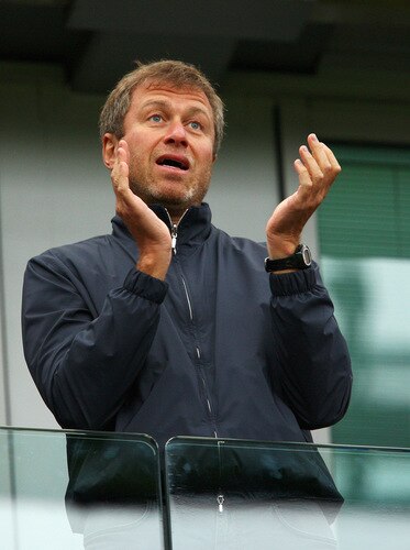 LONDON, ENGLAND - MAY 17:  Chelsea owner Roman Abramovich applaudes after the Barclays Premier League match between Chelsea and Blackburn Rovers at Stamford Bridge on May 17, 2009 in London, England.  <br /><br /><span class="help">(Photo by Richard Heathcote/Getty Images)</span>