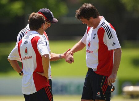 BLOEMFONTEIN, SOUTH AFRICA - NOVEMBER 03:  Graeme Swann of England has his injured wrist looked at by physio Kirk Russell during the England nets session at the Outsurance Oval on November 3, 2009 in Bloemfontein, South Africa.  <br /><br /><span class="help">(Photo by Tom Shaw/Getty Images)</span>