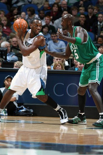 MINNEAPOLIS - NOVEMBER 4: Al Jefferson #25 of the Minnesota Timberwolves protects the ball against Kevin Garnett #5 of the Boston Celtics during the game on November 4, 2009 at the Target Center in Minneapolis, Minnesota.  <br /><br /><span class="help">(Photo by David Sherman/NBAE via Getty Images)</span>