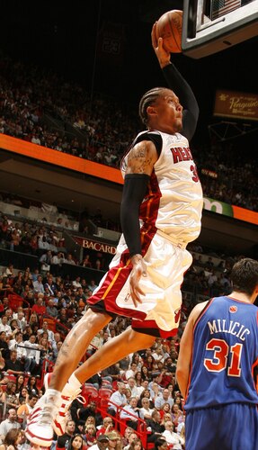 MIAMI - OCTOBER 28: Michael Beasley #30 of the Miami Heat shoots against the New York Knicks on October 28, 2009 at American Airlines Arena in Miami, Florida. <br /><br /><span class="help">(Photo by Issac Baldizon/NBAE via Getty Images)</span>