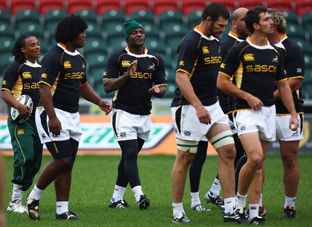LEICESTER, ENGLAND - NOVEMBER 05:  Chiliboy Ralepelle (C) of South Africa in action during a South Africa Training Session at Welford Road on November 5, 2009 in Leicester, England.  <br /><br /><span class="help">(Photo by Matthew Lewis/Getty Images)</span>