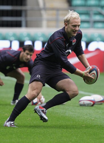 LONDON, ENGLAND - NOVEMBER 06:  Shane Geraghty passes the ball during the England training session at Twickenham on November 6, 2009 in London, England.  <br /><br /><span class="help">(Photo by David Rogers/Getty Images)</span>