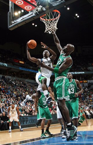 MINNEAPOLIS - NOVEMBER 4: Jonny Flynn #10 of the Minnesota Timberwolves goes to the basket against Kevin Garnett #5 of the Boston Celtics during the game on November 4, 2009 at the Target Center in Minneapolis, Minnesota.  <br /><br /><span class="help">(Photo by David Sherman/NBAE via Getty Images)</span>