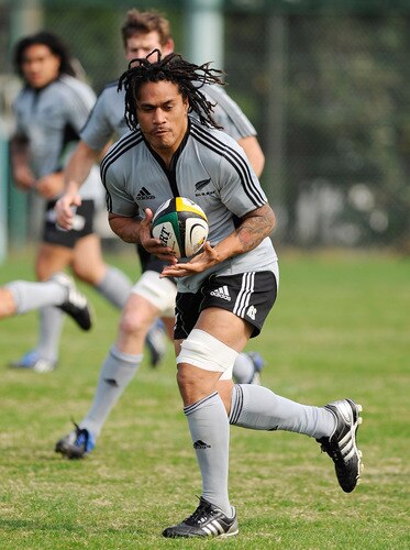 TOKYO - OCTOBER 29: Rodney So'oialo catches the ball during a New Zealand All Blacks training session at Kubota Spears Rugby Field in Chiba on October 29, 2009 in Funabashi, Japan.  <br /><br /><span class="help">(Photo by Ross Land/Getty Images)</span>