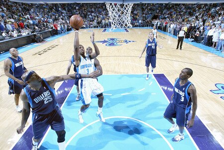 NEW ORLEANS - NOVEMBER 4: Chris Paul #3 of the New Orleans Hornets shoots over Shawn Marion #0, Erick Dampier #25, Dirk Nowitzki #41 and Rodrigue Beaubois #3 of the Dallas Mavericks on November 4, 2009 at the New Orleans Arena in New Orleans, Louisiana. <br /><br /><span class="help">(Photo by Layne Murdoch/NBAE via Getty Images)</span>