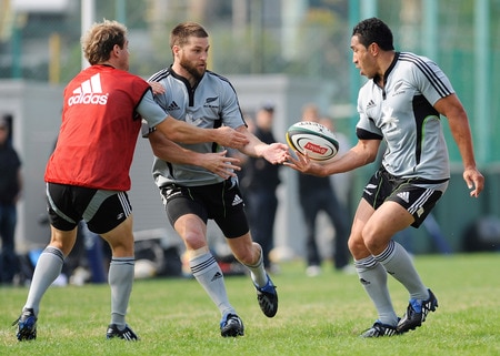 TOKYO - OCTOBER 29:  Cory Jane (C) passes the ball to Mils Muliaina (R) during a New Zealand All Blacks training session at Kubota Spears Rugby Field in Chiba on October 29, 2009 in Funabashi, Japan.  <br /><br /><span class="help">(Photo by Ross Land/Getty Images)</span>