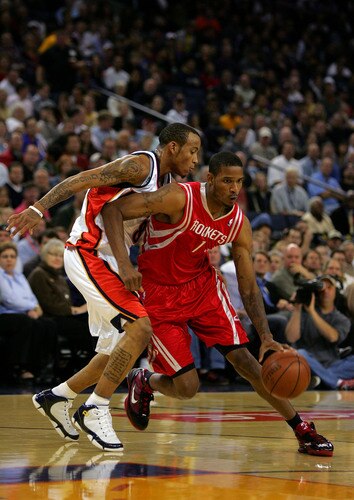 OAKLAND, CA - OCTOBER 28:  Trevor Ariza #1 of the Houston Rockets dribbles around Monta Ellis #8 of the Golden State Warriors at Oracle Arena on October 28, 2009 in Oakland, California.  <br /><br /><span class="help">(Photo by Ezra Shaw/Getty Images)</span>