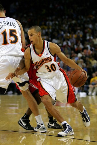OAKLAND, CA - OCTOBER 28:  Stephen Curry #30 of the Golden State Warriors dribbles around a pick during their game against the Houston Rockets at Oracle Arena on October 28, 2009 in Oakland, California.  <br /><br /><span class="help">(Photo by Ezra Shaw/Getty Images)</span>