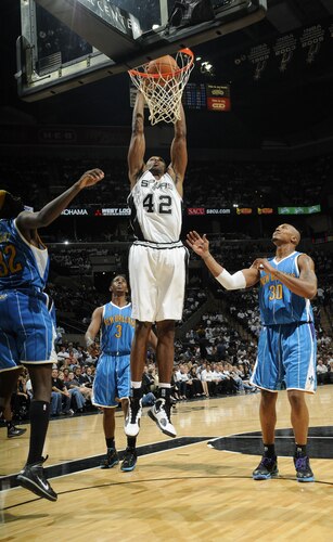 SAN ANTONIO - OCTOBER 28: Theo Ratliff #42 of the San Antonio Spurs shoots against the New Orleans Hornets on October 28, 2009 at the AT&T Center in San Antonio, Texas. <br /><br /><span class="help">(Photo by D. Clarke Evans/NBAE via Getty Images)</span>