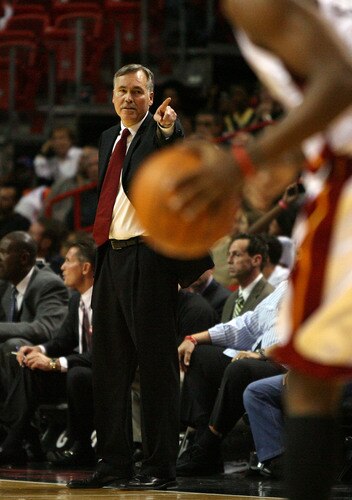 MIAMI - OCTOBER 28:  Head coach Mike D'Antoni of the New York Knicks directs his team against the Miami Heat at AmericanAirlines Arena on October 28, 2009 in Miami, Florida. The Heat defeated the Knicks 115-93. <br /><br /><span class="help">(Photo by Doug Benc/Getty Images)</span>