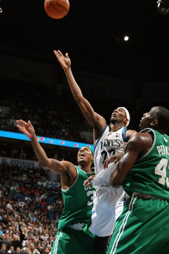 MINNEAPOLIS - NOVEMBER 4: Corey Brewer #22 of the Minnesota Timberwolves splits the defense against Paul Pierce #34 and Kendrick Perkins #43 of the Boston Celtics during the game on November 4, 2009 at the Target Center in Minneapolis, Minnesota.  <br /><br /><span class="help">(Photo by David Sherman/NBAE via Getty Images)</span>