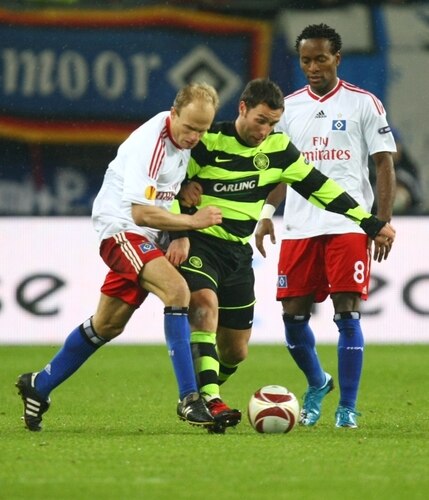 HAMBURG, GERMANY - NOVEMBER 05:  (L-R) David Jarolim of HSV and Scott McDonald of Celtic battle for the ball and during the UEFA Europa League Group C match between Hamburger SV and Cletic FC at HSH Nordbank Arena on November 05, 2009 in Hamburg, Germany.  <br /><br /><span class="help">(Photo by Martin Rose/Bongarts/Getty Images)</span>