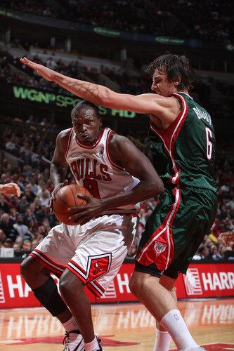 CHICAGO - NOVEMBER 03:  Luol Deng #9 of the Chicago Bulls drives to the Basket against Andrew Bogut #6 of the Milwaukee Bucks on November 3, 2009 at the United Center in Chicago, Illinois.  <br /><br /><span class="help">(Photo by Gary Dineen/NBAE via Getty Images)</span>