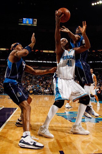 NEW ORLEANS - NOVEMBER 04:  James Posey #41 of the New Orleans Hornets fights for a ball with Erick Dampier #25 and Jason Terry #31 of the Dallas Mavericks at New Orleans Arena on November 4, 2009 in New Orleans, Louisiana.  <br /><br /><span class="help">(Photo by Chris Graythen/Getty Images)</span>
