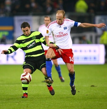 HAMBURG, GERMANY - NOVEMBER 05:  Scott McDonald of Celtic and David Jarolim of HSV battle for the ball during the UEFA Europa League Group C match between Hamburger SV and Cletic FC at HSH Nordbank Arena on November 05, 2009 in Hamburg, Germany.  <br /><br /><span class="help">(Photo by Martin Rose/Bongarts/Getty Images)</span>