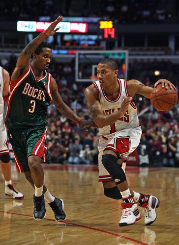 CHICAGO - NOVEMBER 03: Derrick Rose #1 of the Chicago Bulls takes on Brandon Jennings #3 of the Milwaukee Bucks at the United Center on November 3, 2009 in Chicago, Illinois. The Bulls defeated the Bucks 83-81. <br /><br /><span class="help">(Photo by Jonathan Daniel/Getty Images)</span>
