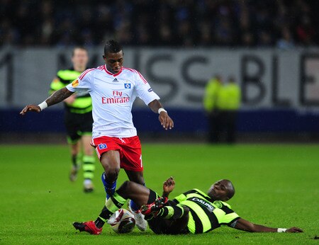 HAMBURG, GERMANY - NOVEMBER 05:  Eljero Elia of Hamburg challenges Landy Nguemo of Celtic during the UEFA Europa League game between Hamburger SVand Glasgow Celtic  on November 5, 2009 in Hamburg, Germany.  <br /><br /><span class="help">(Photo by Stuart Franklin/Bongarts/Getty Images)</span>