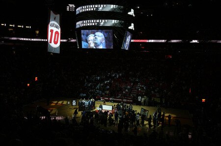 MIAMI - OCTOBER 28:  Former Miami Heat guard Tim Hardaway watches as his #10 Heat jersey is raised to the rafters in a retirement ceremony before a game against the New York Knicks at AmericanAirlines Arena on October 28, 2009 in Miami, Florida. <br /><br /><span class="help">(Photo by Doug Benc/Getty Images)</span>