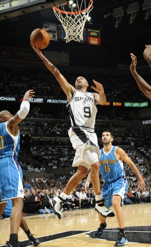 SAN ANTONIO - OCTOBER 28: Tony Parker #9 of the San Antonio Spurs shoots against the New Orleans Hornets on October 28, 2009 at the AT&T Center in San Antonio, Texas. <br /><br /><span class="help">(Photo by D. Clarke Evans/NBAE via Getty Images)</span>