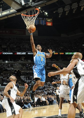 SAN ANTONIO - OCTOBER 28: Chris Paul #3 of the New Orleans Hornets shoots against the San Antonio Spurs on October 28, 2009 at the AT&T Center in San Antonio, Texas. <br /><br /><span class="help">(Photo by D. Clarke Evans/NBAE via Getty Images)</span>