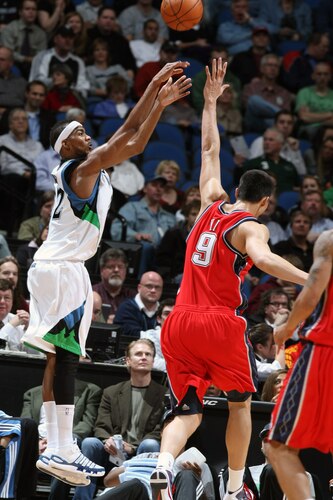 MINNEAPOLIS - OCTOBER 28: Corey Brewer #22 of the Minnesota Timberwolves shoots over Yi Jianlian #9 of the New Jersey Nets during the season opening game on October 28, 2009 at the Target Center in Minneapolis, Minnesota.  <br /><br /><span class="help">(Photo by David Sherman/NBAE via Getty Images)</span>