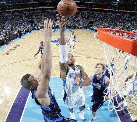 NEW ORLEANS - NOVEMBER 4: David West #30 of the New Orleans Hornets shoots over Kris Humphries #43 and Dirk Nowitzki #41 of the Dallas Mavericks on November 4, 2009 at the New Orleans Arena in New Orleans, Louisiana. <br /><br /><span class="help">(Photo by Layne Murdoch/NBAE via Getty Images)</span>