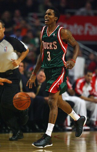 CHICAGO - NOVEMBER 03: Brandon Jennings #3 of the Milwaukee Bucks brings the ball upcourt against the Chicago Buslls at the United Center on November 3, 2009 in Chicago, Illinois. <br /><br /><span class="help">(Photo by Jonathan Daniel/Getty Images)</span>