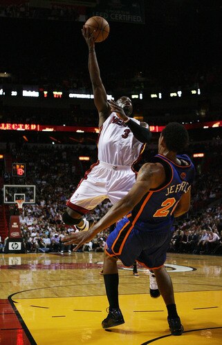 MIAMI - OCTOBER 28:  Dwyane Wade #3 of the Miami Heat shoots for the score over Jared Jeffries #20 of the New York Knicks at AmericanAirlines Arena on October 28, 2009 in Miami, Florida. <br /><br /><span class="help">(Photo by Doug Benc/Getty Images)</span>