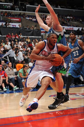 LOS ANGELES - NOVEMBER 2:  Eric Gordon #10 of the Los Angeles Clippers makes his way to the basket against the Minnesota Timberwolves at Staples Center on November 2, 2009 in Los Angeles, California. <br /><br /><span class="help">(Photo by Noah Graham/NBAE via Getty Images)</span>