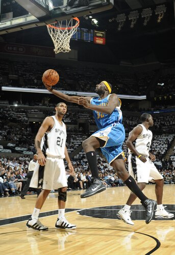 SAN ANTONIO - OCTOBER 28: Julian Wright #32 of the New Orleans Hornets shoots past Tim Duncan #21 of the San Antonio Spurs on October 28, 2009 at the AT&T Center in San Antonio, Texas. <br /><br /><span class="help">(Photo by D. Clarke Evans/NBAE via Getty Images)</span>