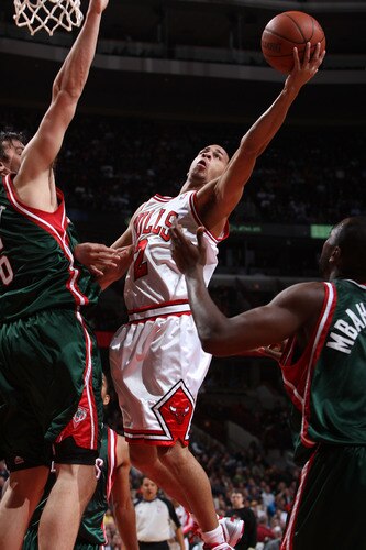 CHICAGO - NOVEMBER 03:  Jannero Pargo #2 of the Chicago Bulls shoots a layup against Andrew Bogut #6 of the Milwaukee Bucks on November 3, 2009 at the United Center in Chicago, Illinois.  <br /><br /><span class="help">(Photo by Gary Dineen/NBAE via Getty Images)</span>