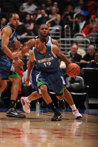 LOS ANGELES - NOVEMBER 2:  Wayne Ellington #19 of the Minnesota Timberwolves handles the ball against Eric Gordon #10 of the Los Angeles Clippers at Staples Center on November 2, 2009 in Los Angeles, California. <br /><br /><span class="help">(Photo by Andrew D. Bernstein/NBAE via Getty Images)</span>