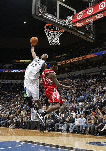 MINNEAPOLIS - NOVEMBER 18: Corey Brewer #22 of the Minnesota Timberwolves dunks against Aaron Brooks #0 of the Houston Rockets during the game on November 18, 2009 at the Target Center in Minneapolis, Minnesota. <br /><br /><span class="help">(Photo by David Sherman/NBAE via Getty Images)</span>